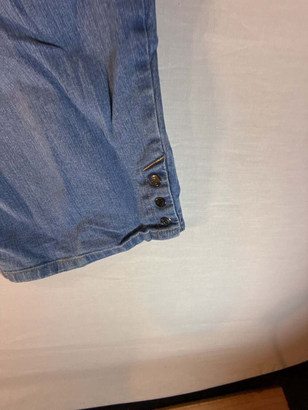 Gloria Vanderbilt All-Around Slimming Effect Plus Size 18W Denim Capri Pants - Picture 3 of 4